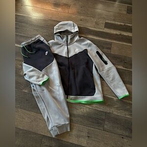 Nike Tech Fleece Sweatsuit Set
